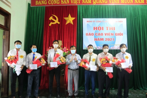 Thí sinh Ngô Quốc Việt giành giải nhất Hội thi Báo cáo viên giỏi Cao su Sa Thầy