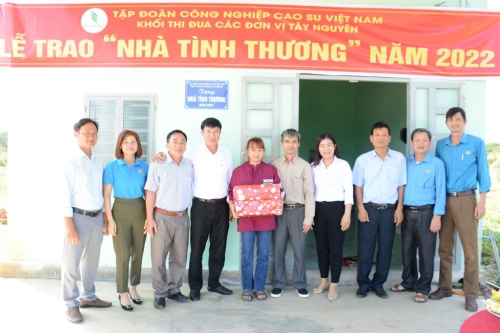 Khối thi đua Tây Nguyên trao nhà tình thương cho công nhân Cao su Sa Thầy