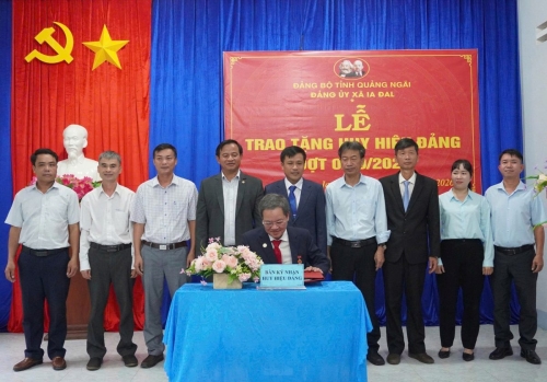 Cao su Sa Thầy trao Huy hiệu 35 năm tuổi Đảng và bằng khen của Tỉnh ủy Quảng Ngãi