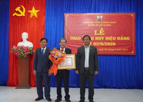Cao su Sa Thầy trao Huy hiệu 35 năm tuổi Đảng và bằng khen của Tỉnh ủy Quảng Ngãi